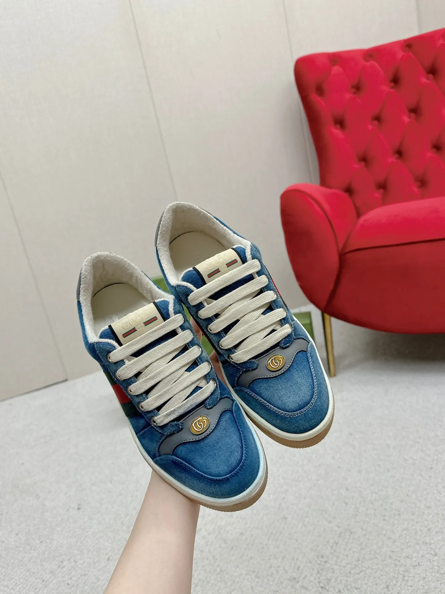 👟👟Ex-factory price 560👟👟 Men’s size +10 Gucci——purchased version GG series distressed dirty shoes-hot style is coming! 9 times out of 10 sales, you will definitely get the money. Ready stock! Spot goods! Spot goods! New colors added - the ultimate version on the market! Purchase the original version and develop it... fabric, material, outsole, and details can be compared at will! Open-mold Swarovski one-to-one replica rhinestone chain...Metal cherry pendant...Metal double G crystal cylindrical mark...Gucci original customized narrow webbing...Super flash series - flash diamond chain. The cherry decoration is detachable and can be changed into two to match with each other to show your personality. Exclusive color-brushed cowhide fabric. Hand-made distressed is very textured and has a sense of luxury! The details of the workmanship can be seen in the drawings, and no line is missed. The original terry cloth is delicate, soft and more comfortable and breathable. The privately stamped two-color original TPU outsole (lower layer is wider, upper layer is narrower). Matching packaging⭐️ Size: Female 35-40 Male 39-44 (Female 41 Male 45 customized)